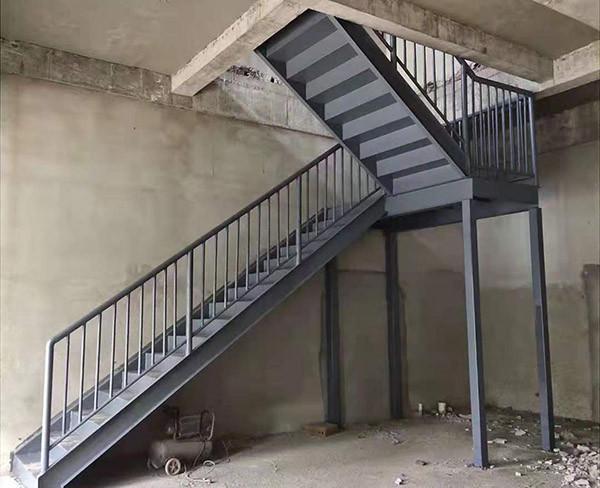 钢板直型楼梯